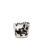 Vela pequeña en vaso de vidrio con estampado negro y crema, con etiqueta Baobab Collection.