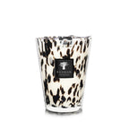 Vela grande en vaso de vidrio con estampado negro y dorado, etiqueta Baobab Collection al frente.