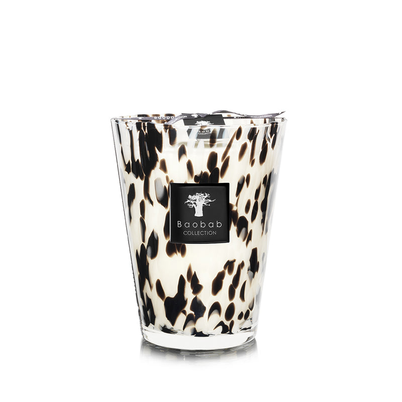 Vela en vaso de vidrio con estampado negro y dorado; logotipo Baobab Collection en el centro.