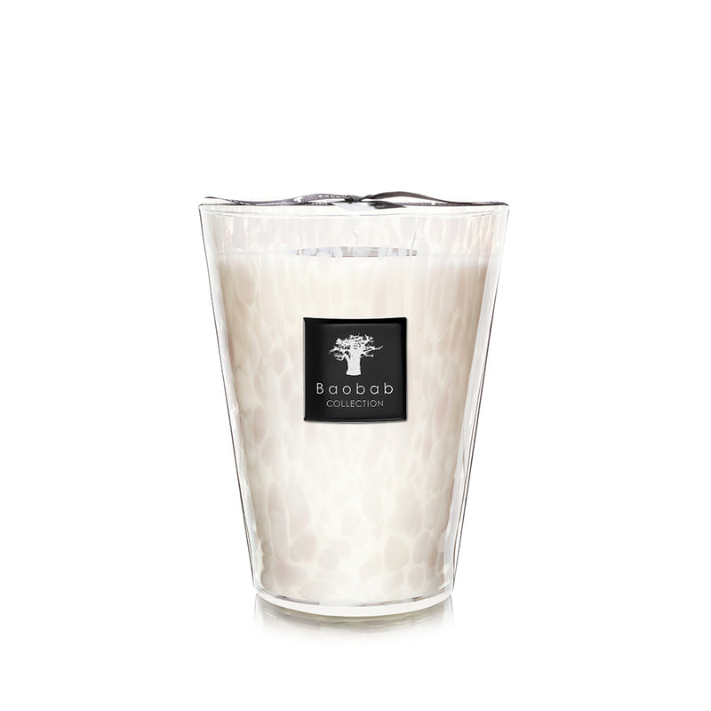 Vela alta en vaso de vidrio con cera crema y etiqueta Baobab Collection