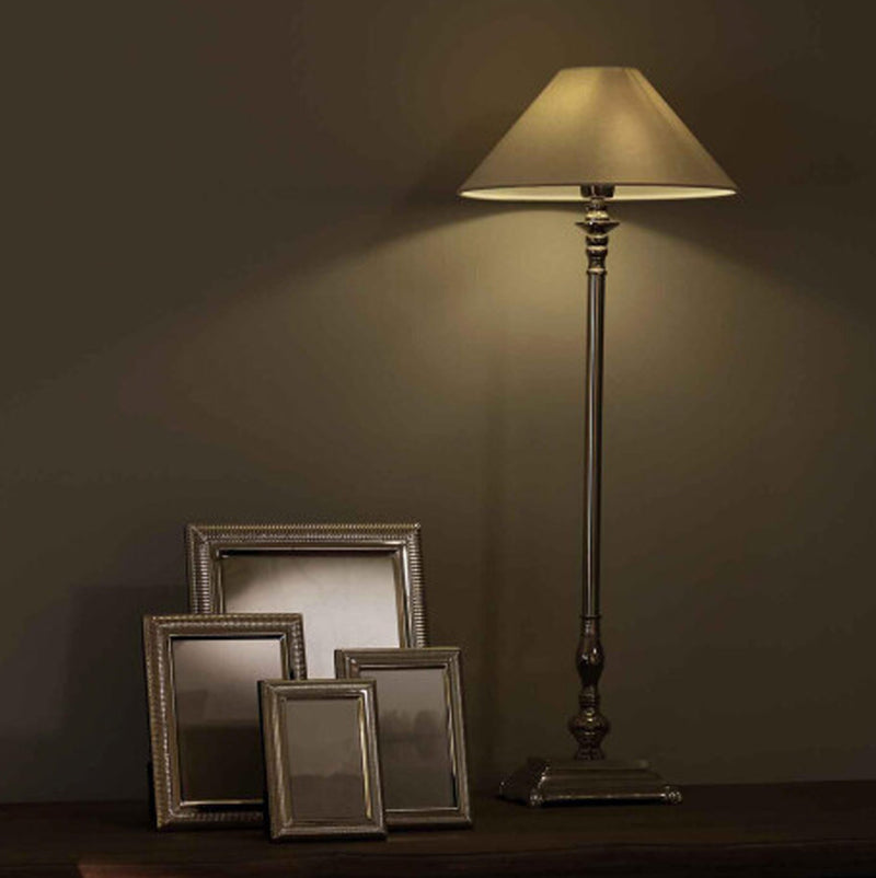 Lámpara de pie Vinci con pantalla beige, columna torneada de níquel y base ancha