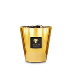 Vela en vaso de vidrio dorado con etiqueta Baobab Collection, vista lateral.