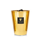Vela en vaso de vidrio dorado con etiqueta Baobab Collection y cinta en la parte superior.
