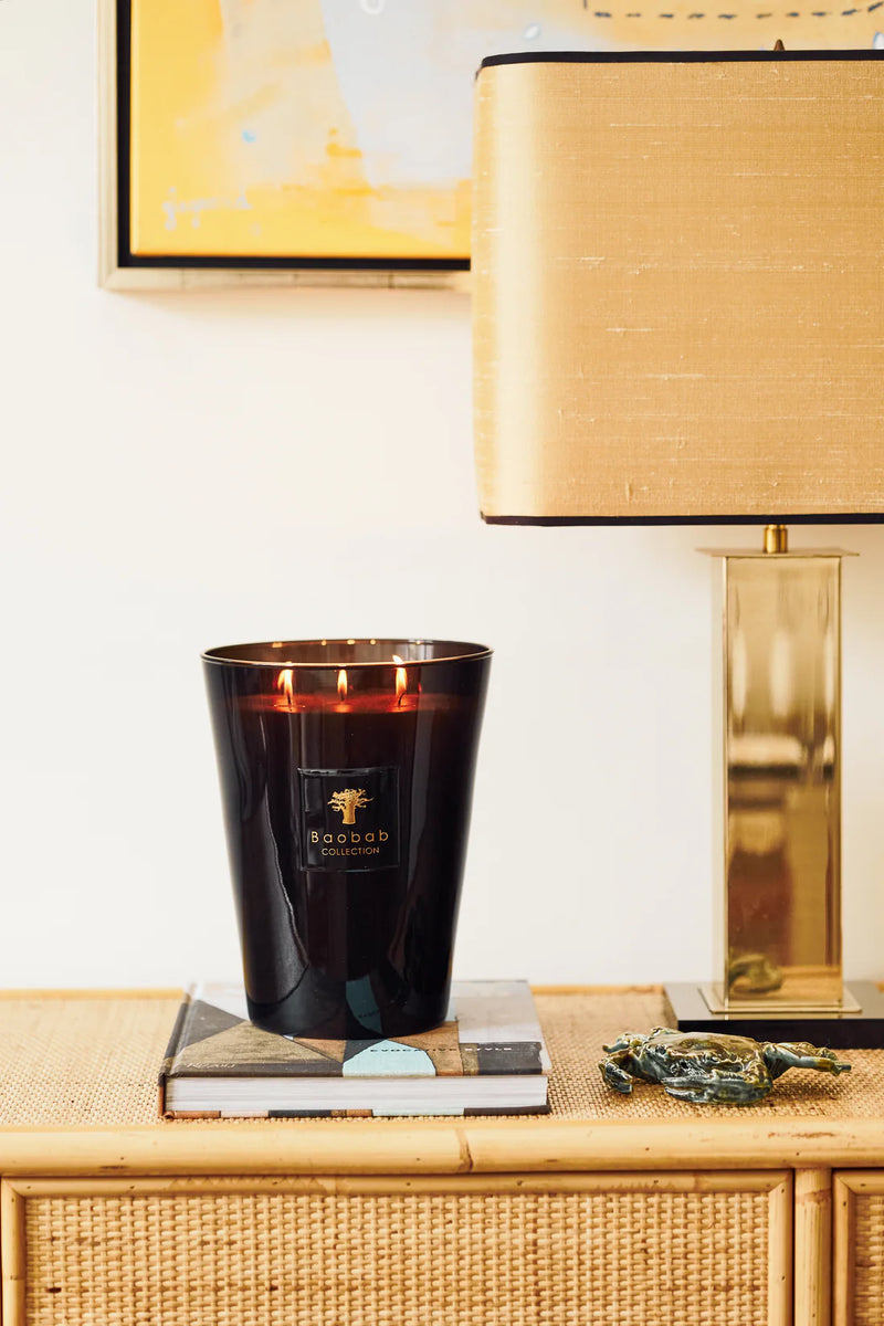 Vela Baobab Encre de Chine en vaso negro con llama, sobre base
