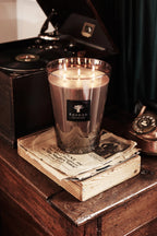 Vela Baobab en vaso de vidrio con cera crema, encendida, con etiqueta negra