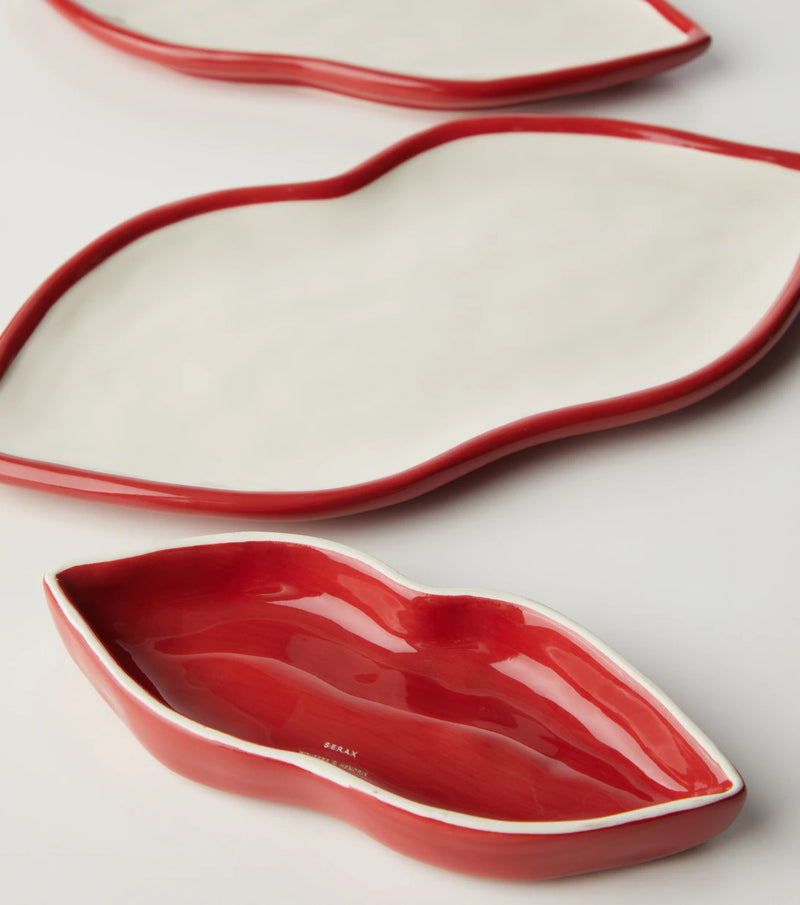 Conjunto de 3 bandejas con forma de labios, esmalte rojo sobre base clara.