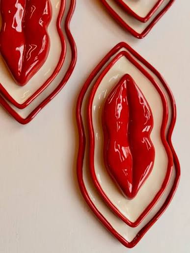 Bandeja decorativa con forma de labios rojos, borde en marco rojo