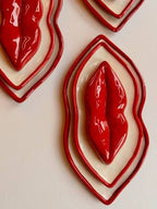 Bandeja decorativa con forma de labios rojos, borde en marco rojo