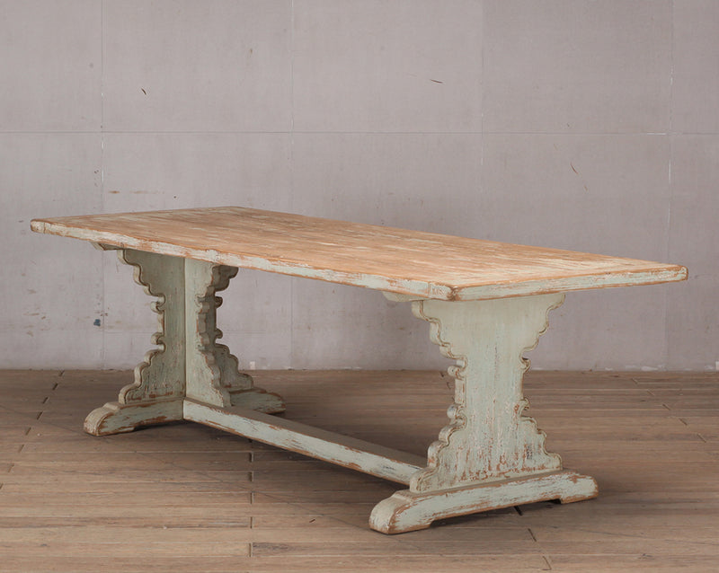 Mesa de comedor de madera con tablero largo y estructura de patas blancas