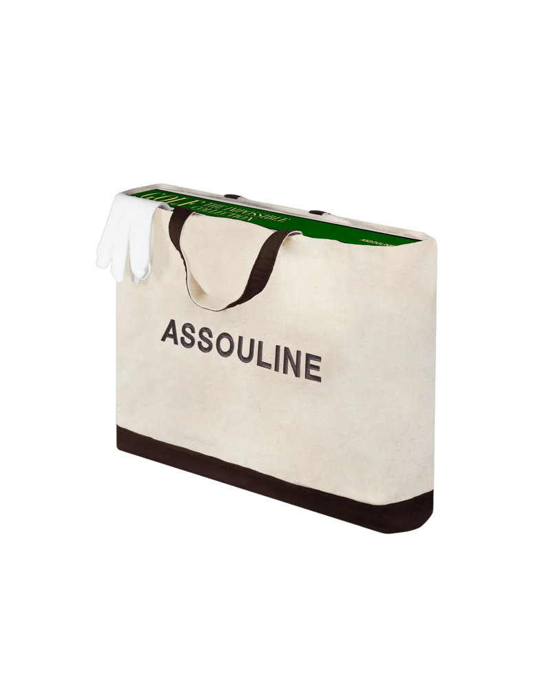 Bolsa de papel crema con texto ASSOULINE y borde verde en la parte superior