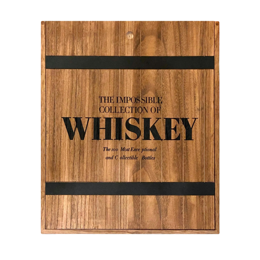 Caja de madera marrón con cintas negras y etiqueta “WHISKY”.