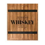 Caja de madera marrón con cintas negras y etiqueta “WHISKY”.