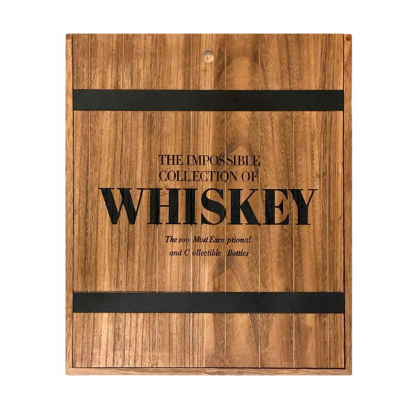 Caja de madera marrón con cintas negras y etiqueta “WHISKY”.