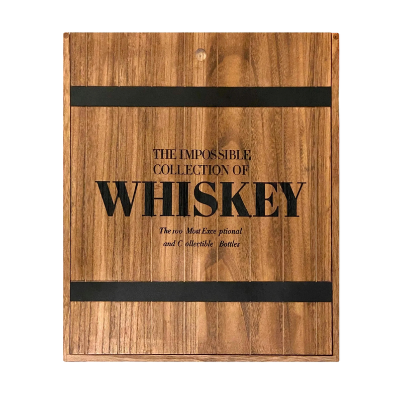 Caja de madera marrón con cintas negras y etiqueta “WHISKY”.
