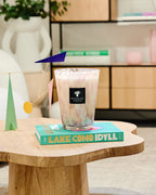 Vela en vaso de vidrio con cera blanca y etiqueta Baobab Collection
