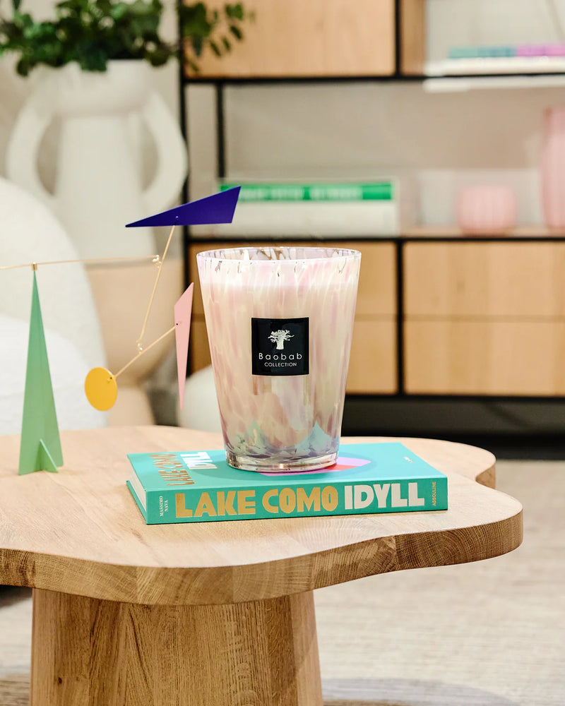 Vela en vaso de vidrio con cera blanca y etiqueta Baobab Collection