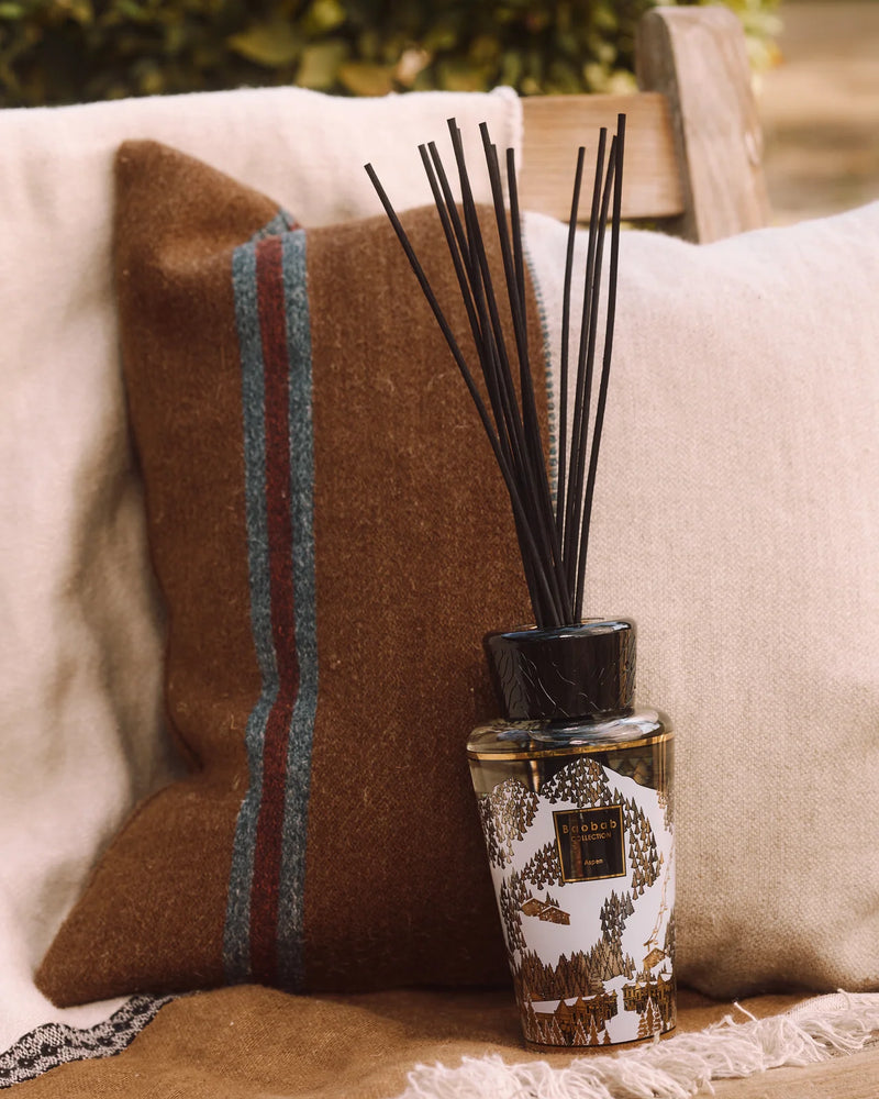 Difusor de varillas Aspen de Baobab Collection, frasco decorado en blanco, dorado y marrón.