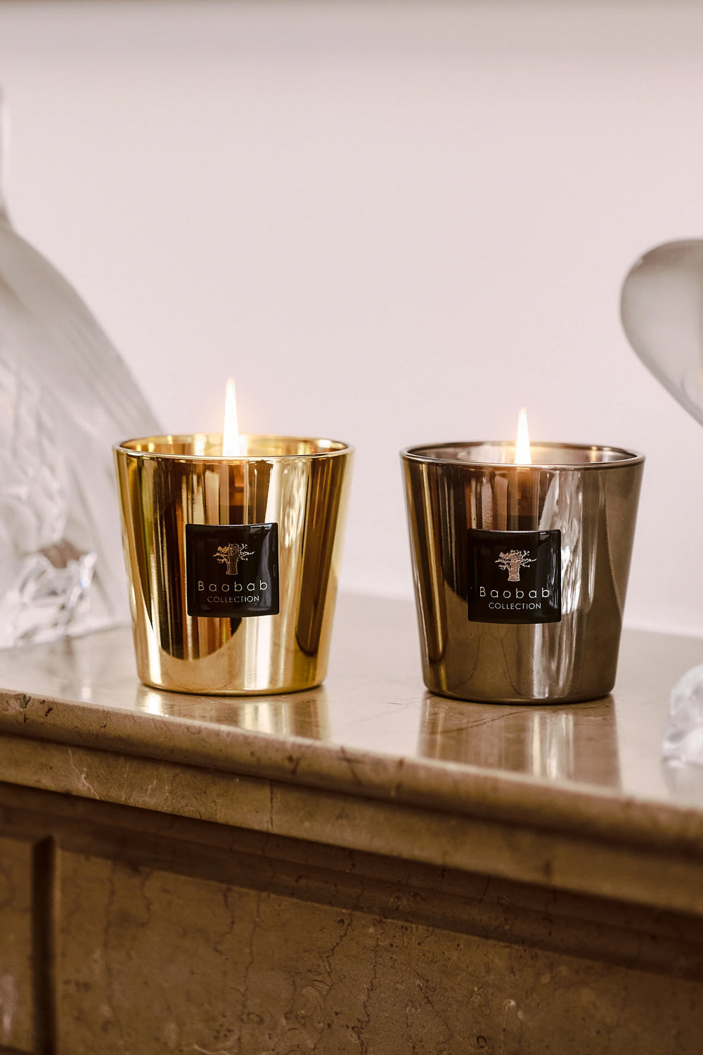 Set de 2 velas en vasos metálicos dorados, con llamas