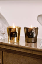 Set de 2 velas en vasos metálicos dorados, con llamas