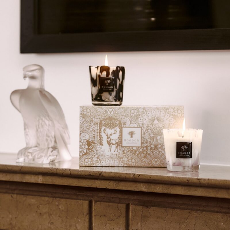 Set de 2 velas Baobab Pearls en frascos de vidrio, una encendida y otra sin encender
