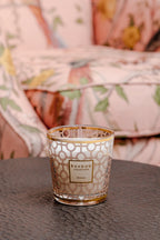 Vela Baobab My First Women en vaso ámbar con etiqueta Women, mecha apagada