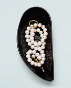 Cuenco de porcelana negra con forma de mejillón, con perlas y anillo dorado