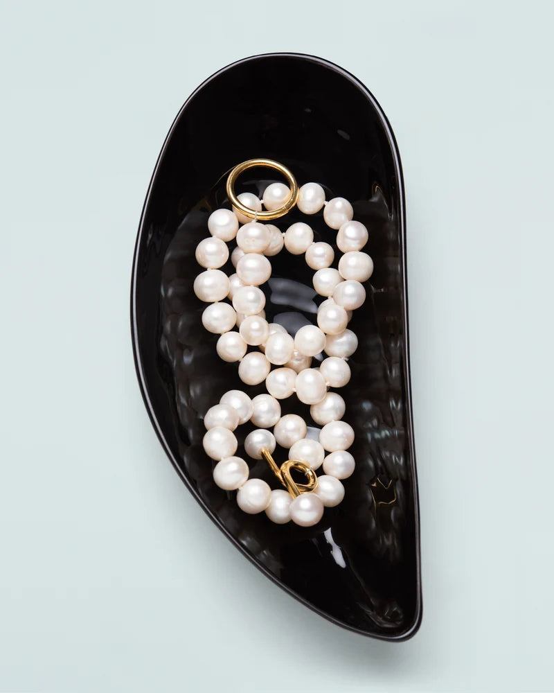 Cuenco de porcelana negra con forma de mejillón, con perlas y anillo dorado
