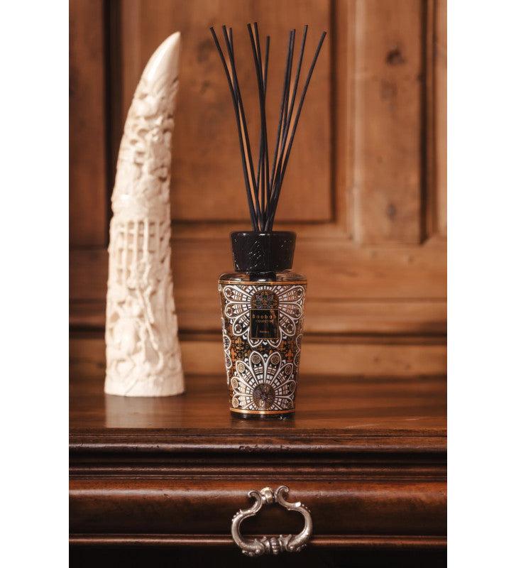 Difusor Baobab Rosace con varillas negras en frasco cilíndrico decorado