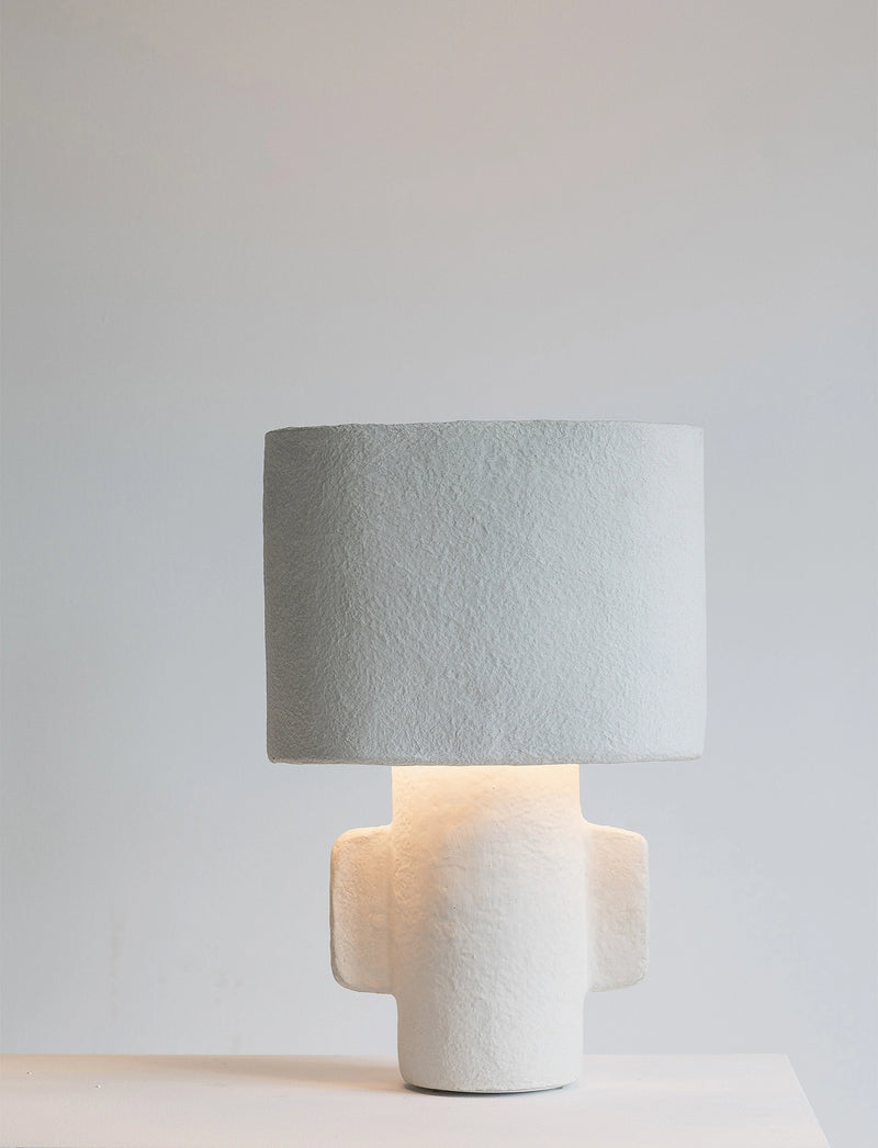 Lámpara de sobremesa beige claro con pantalla cilíndrica y base central tipo columna