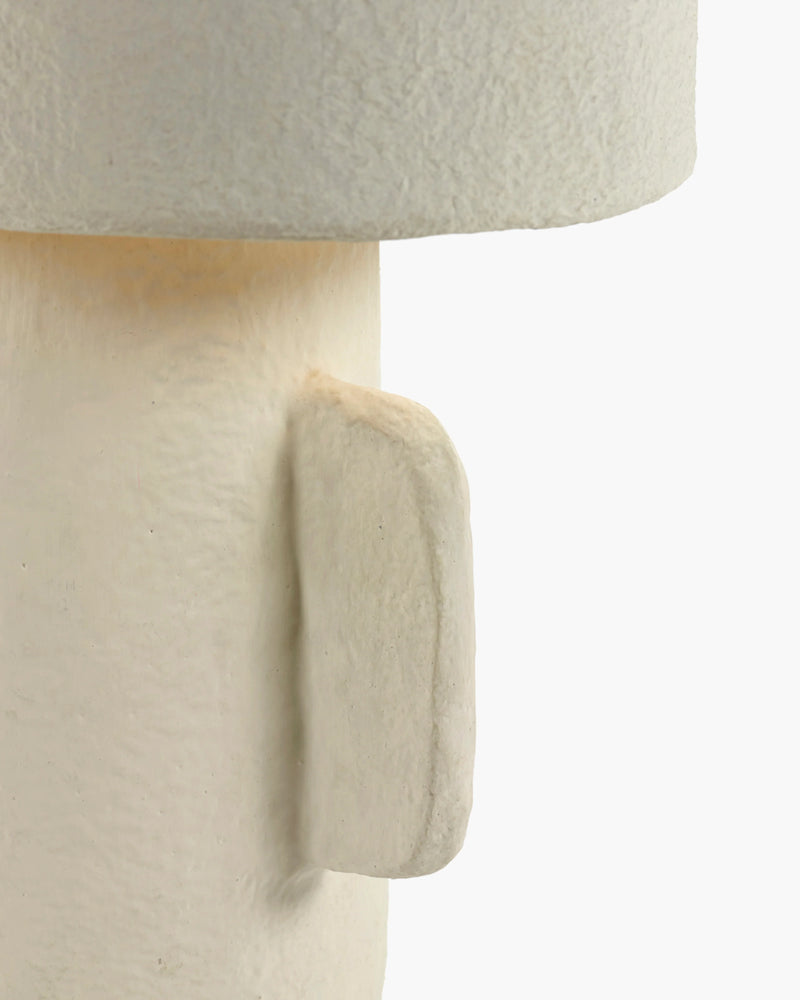 Lámpara de sobremesa beige claro con pantalla cilíndrica y cuerpo texturizado
