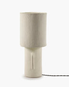 Lámpara de sobremesa beige claro con pantalla cilíndrica, base alta y cable negro
