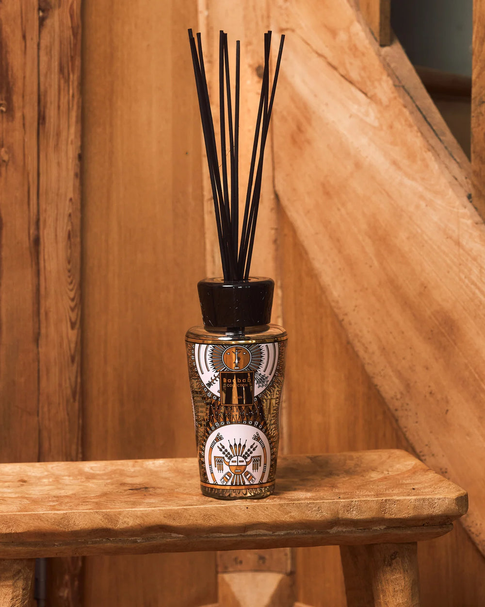 Difusor de varillas Likááh de Baobab Collection, frasco decorado en negro, dorado y blanco.