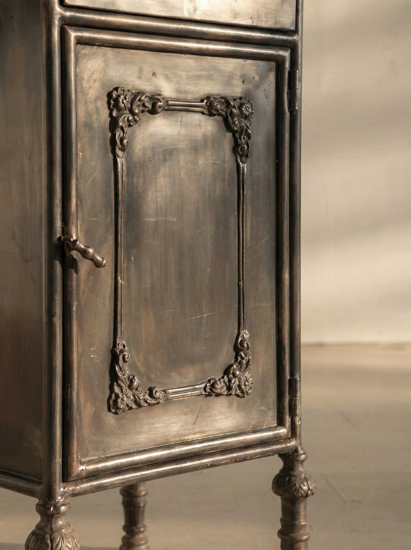 Mesita de noche de hierro negro con puerta decorativa y tirador metálico