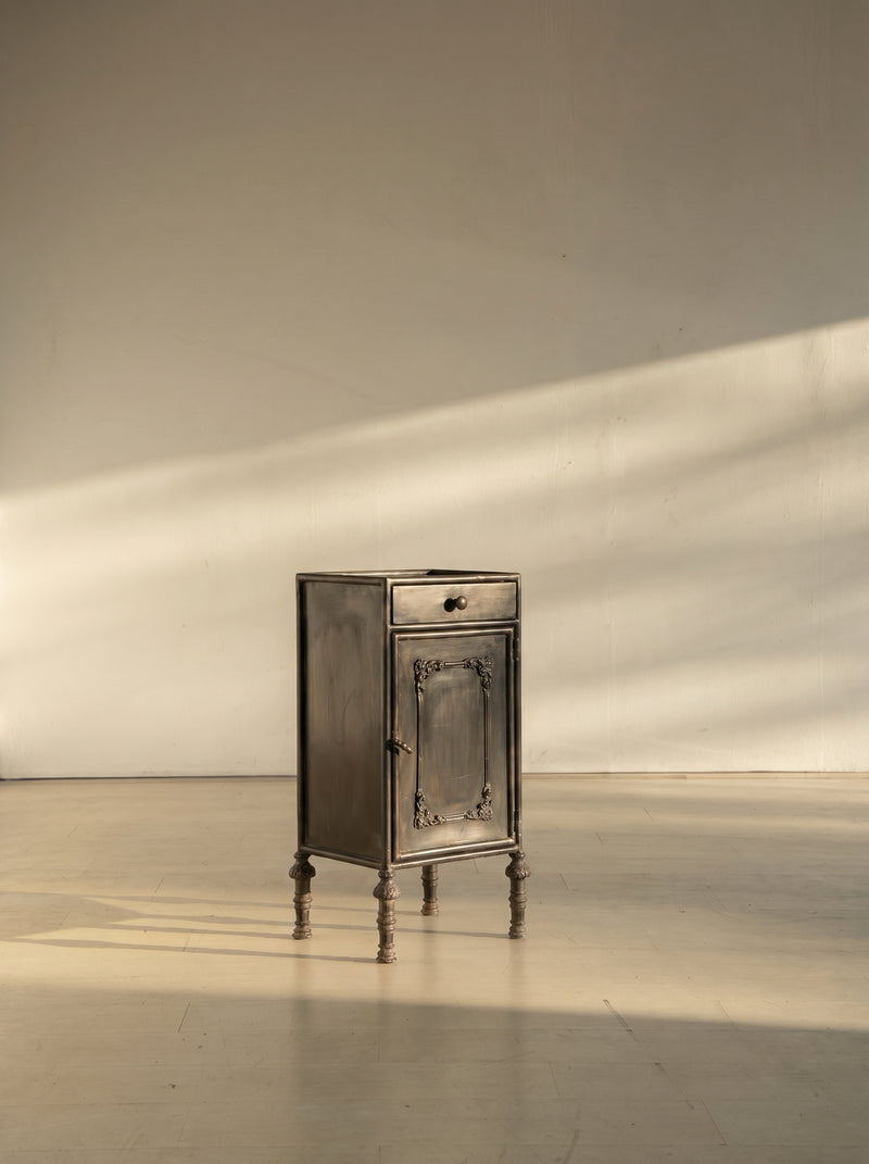 Mesita de noche de hierro negro con 1 cajón y puerta, patas torneadas