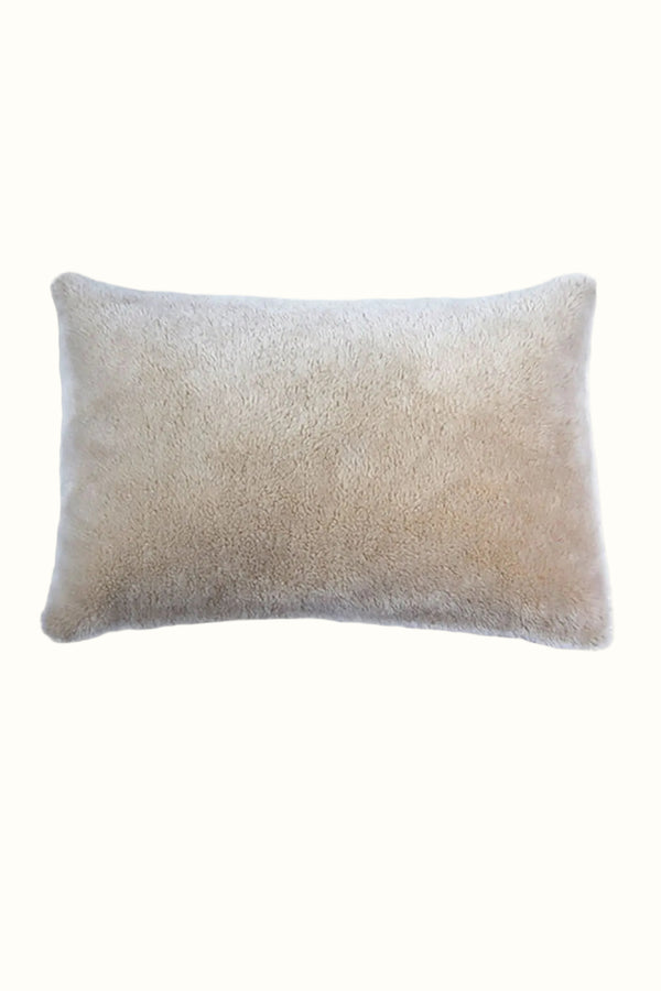 Cojín Eco-Wool rectangular beige claro, acabado suave tipo felpa